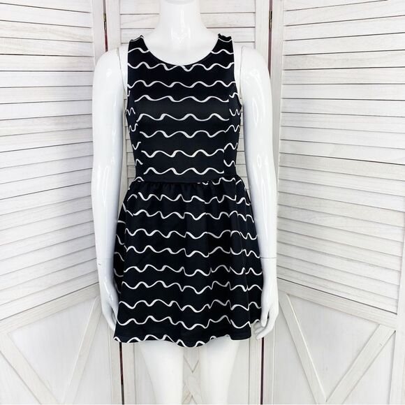 H&M Divided Squiggle Stripe Scuba Skater Mini Dress Black White XS - Picture 1 of 12